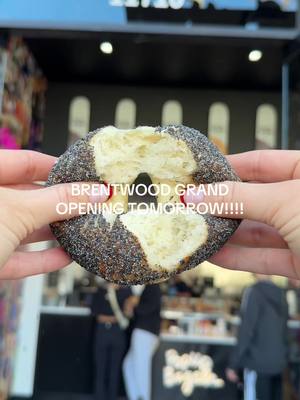BRENTWOOD ARE YOU READY?!?! Grand opening tomorrow 12/19!!! Ft @La La Land Insider @La La Land Kind Cafe matcha cream cheese!!!! #popupbagels #gripripanddip #bagelbopscontest #brentwood #lafoodie 