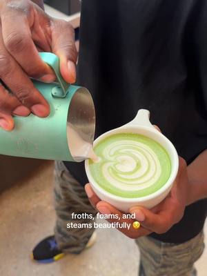Califia’s Almond Barista Blend is the perfect base to make any latte café worthy. 😌☕️ #matchalatte #beyourownbarista #califiafarms #matcha 