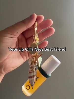 Plump, glossy lips are always invited. 👄 Keep your your lip care close with our Gloss & Go Lip Oil + Keychain Duo. This sea-inspired charm clips onto your bag or keys and snugly holds Hyaluronic Lip Booster for easy, on-the-go application. ✨ Shop link in bio.
