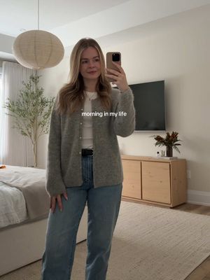 Spend a December morning with me! Going to miss having my morning coffee in front of the Christmas tree 🎄 #morninginmylife #morningroutine  #morningvlog #productivemorning #cozywintermorning 