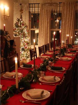 No dining room? No problem. Just add twinkle lights, holiday decor, and gather your loved ones around the table ❤️ 🎥: @Emilia Marie Home 