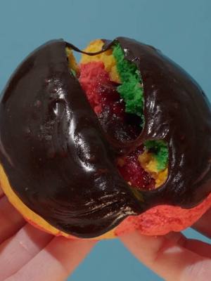 “Fra-gee-lay… it must be Italian!” A festive remix of a holiday classic — tri-color almond cookie, raspberry jam, and silky dark chocolate ganache. Fragilè. It Must Be Italian! arrives 12/19, ready for every holiday party, movie night, and cozy December moment. And be sure to watch 24 Hours of A Christmas Story, starting at 8PM on Christmas Eve, only on TBS.  #ChipCityCookies #FragileCookie #AllIWatchForChristmas #TBS 