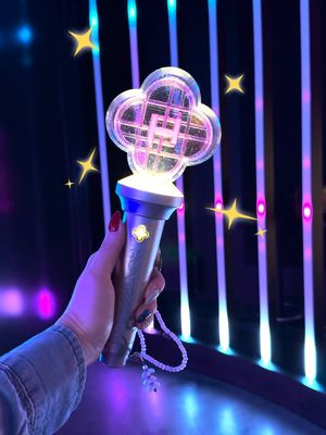 wondering what to get the ultimate kpop demon hunters fan for the holidays this year?? I’VE GOT THE GIFT FOR YOU 🤩 HUNTR/X and Saja Boys lightsticks are now available for purchase in Philly & Dallas 🎤✨