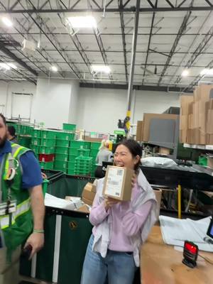 she used to pack 500 orders a day. She still got it! 🙂‍↕️⭐️ #founder #ceolife #warehouse #behindthescenes #packinganorder 