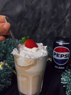 Vaca Preta de Natal bem gelada, sorvete cremoso e aquela Pepsi Black pra completar… A tradição que ninguém viu chegar, mas faz todo sentido na primeira colherada. 😎✨ Aqui é seu rango, suas regras. @Samanta Oorun ☀️  #SeuRangoSuasRegras #PEPSIBLACK