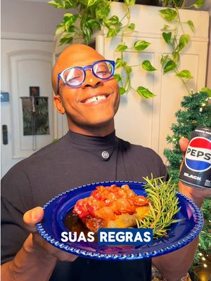 Rabanada crocante, bacon caramelizado no mel e canela…  A mistura que ninguém espera — mas todo mundo sente. 😎🔥 Aqui é seu rango, suas regras.  E quando bate a sede… toma essa! @Chef Moa  #MeuRangoMinhasRegras #PEPSIBLACK