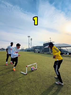 @Wizzy and @Makai Fray join Juventus Next Gen ballers for a tekky passing carousel! ⚽️😵‍💫 Those last ones got flairy!!! 🤩😂