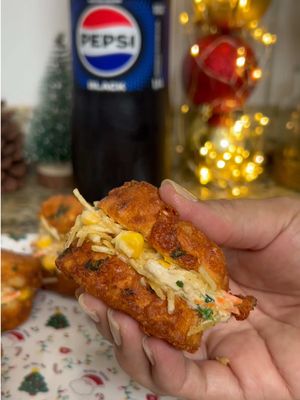 🎄🔥 A junção de DOIS clássicos natalinos que promete causar na sua ceia: rabanada + salpicão! Crocante por fora, recheadinha por dentro e… obviamente… combinando com uma PEPSI®️ BLACK bem gelada. 🖤🥤 Misturou o recheio, cortou o pão em fatias grossas, fez o corte pra rechear, banhou na misturinha e fritou até dourar? Pronto. É sucesso garantido.  E aqui é assim: MEU RANGO, MINHAS REGRAS! MINHA SEDE? TOMA ESSA! 🔥 Depois é só montar, servir e correr pra dar a primeira mordida com uma PEPSI®️ BLACK do lado — porque tudo combina com PEPSI®️ BLACK. @moniqueterraa  #SeuRangoSuasRegras
