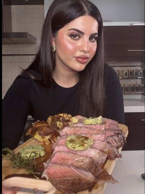 Tomahawk steak :  المكونات:  * توماهوك ستيك وزن ١ كيلو  * ملح بحري خشن * فلفل أسود مطحون (Compound Butter) :  * زبدة غير مملحة طرية ١٠٠  * ثوم محمص ومفروم ناعم ٤ غ * بقدونس طازة مفروم ناعم ٧ غ * بشر ليمون  * فلفل أسود * ملح خفيف * بهار الكيجن  بيبي بطاطا كريسبي  * بطاطا صغيرة (بيبي) ٧٠٠ غرام  * زيت زيتون ٤٠ مل * بابريكا ٤ غ * بهار بطاطا ٣ جرام  * بهار الكيجن ٣ جرام  * بهار التاجين ٣ جرام  * ملح + فلفل أسود التحضير  التوماهوك لازم يكون بحرارة الغرفة  بنشف اللحمة بورق مطبخ بتبل  بالملح والفلفل فقط الطريقة: * سخّن الفرن على حرارة  ١١٠°  * بنحط الستيك على شبك بعد ما تغطي العظمة ب قصدير عشان ما تنحرق و بحط راس ثوم كامل مغطى بقصدير معهم عشان نعمل الزبدة بعدين  إذا بدكم اللحمة تكون   * ميديوم: الحرارة الداخلية  : ٥٢–٥٣°م * ميديوم ويل: الحرارة الداخلية :٥٥–٥٦°م الوقت التقريبي: ٢٥–٣٥ دقيقة  * بعد ما يطلع من الفرن بنترك الستيك ليرتاح ١٠ دقايق نغطي بقصدير .  * بنسخن المقلاة على نار عالية جداً * بنحط كمية قليلة من الزيت * ٤٠–٥٠ ثانية لكل جهة  آخر ثواني :  * بنضيف قطعة زبدة * غصن روزماري  * و بنعمل بيستنج على كل جهات اللحمةً تحضير الزبدة : بنخلط كل المكونات بالإيد. بنشكلها على شكل رول  بنحطها بالفريزر ١٠ دقايق بنقطعها قطع و بنحطها فوق اللحمة مباشرة تحضير البطاطا : بنسلق البطاطا في ماء مملحة ١٢–١٥ دقيقة (حتى تطرى) بنصفيها بنتركها تنشف ٥ دقائق او بنشفها ب فاين المطبخ  بنتبلها بزيت الزيتون والبهارات بنضغطها بخفة بكوب بنخبزها في فرن ٢٢٠°م لمدة ٢٥ دقيقة  قطعوا اللحمة و قدموها مع الزبدة و البطاطا و بالعافية 😍