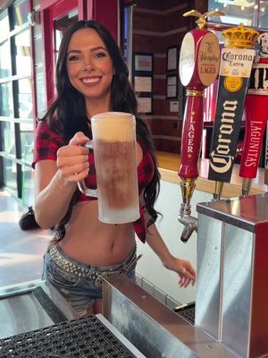 You’ve heard of a customer service voice, but how about the 22oz 29° draft voice? #twinpeaksrestaurants #twinpeaksgirls #sportsbar
