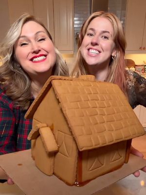Sugar Glue Hack 🏠 •Pour 1 cup of white sugar into a pan over medium heat •stir until until caramelized making sure it doesn’t burn (5-10 min)  •it only takes a few seconds to glue each gingerbread piece together and it’s ready to decorate. Please be careful not to burn yourself. It’s hot.