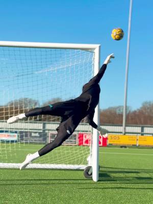 Dec could save Christmas, pass it on 🧤🎄 #goalkeepertraining #goalkeeper  @Declan McCarthy 