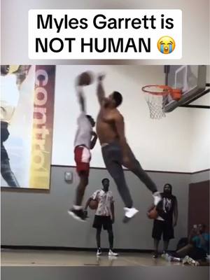 Myles Garrett could easily be a multi-sport athlete… look at that vert 🤯  (🎥: flash_garrett/IG) #browns #clevelandbrowns #mylesgarrett #sports #footballtiktok 