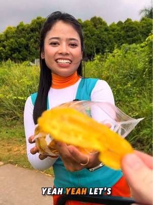 I tried another Indonesian snack, this time banana chips from caddy @yulita anggraini on hole 9, par 3, Sukajadi GC, Batam, Indonesia 🇮🇩  #golf #golftiktok #stackandtilt #golfindonesia #golfcaddy 