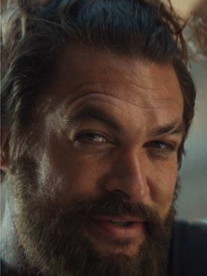 ✨Jason Momoa’s not gatekeeping✨ The real holiday gift is walking into the new year with fee-free banking 💸 #BankSmarterThisSeason 
