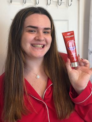 Treat yourself in the festive season 🎄  *Stains caused by food & drink vs fluoride toothpaste after 3 days #Colgate