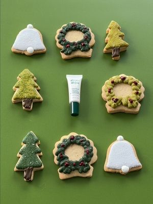 All we want for Christmas is a TSA-friendly travel kit.  Don’t worry The Discovery Kit is here to make sure you have everything you need for your full skincare routine while you visit your family + a bonus eye mask for travel day ✈️