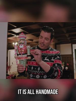You can't pick a favorite child...but a favorite nutcracker? Absolutely. 😉 Join Jonathan for the full tour of his holiday home at the link in our bio!