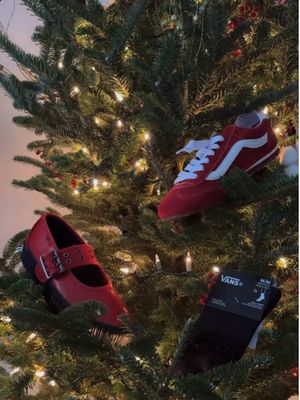 @⏾ ⋆.˚ ⊹ 𝔪𝔢𝔤 ⊹ ˚.⋆ ☽ got her tree looking right this holiday. 🌲👠