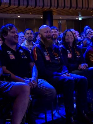 Gavin Muntberry approves. Keeping Port's standards high. #lawrencemooney #gavinmuntberry #comedy #thefrontbar #afl #portadelaide