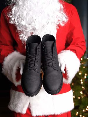 Bringing in the holiday spirit 🎅🎄. Happy Holidays! #ThursdayBoots #happyholidays 