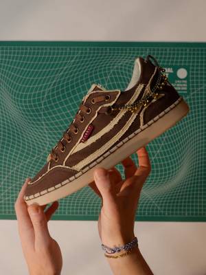 Is this the perfect gift for the Holidays? 🎁🎄 
 The Gully Number 001 - Baaz Indrani Edition is inspired by the grace and rhythm of Indian classical dance, and comes with a detachable ghunghru anklet making them stand out from the rest ✅ 
 Head to the 🔗 on my profile to check out all the other unique sneakers @Gully Labs has to offer 🤘