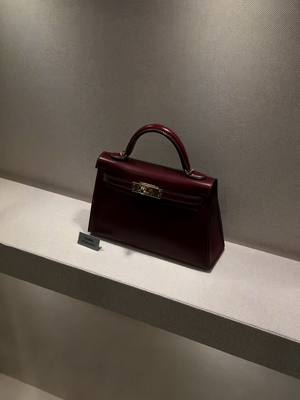 Yes I lost my voice 🫢 A few spots we hit whilst in  Paris last week. A Nice Piece of Vintage Le Marais Le Bon Marche Gallery Lafayette Episode vintage Le Marais Hermes  #paris #parisvintage #hermes #lebonmarche 