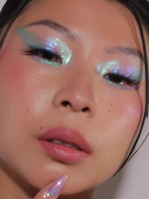Wishing you the sparkliest holiday ✨💫 If you’re feeling festive, I’ve got plenty of colorful, glittery makeup looks to keep you shining through the new year!  All tutorials are right on this page! #holidaymakeup #sparklymakeup 