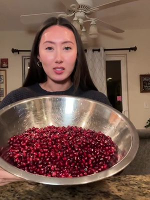 Merry Christmas! Let’s peel some pomegranates 😁😁 the MOLD 😌 #peelingpomegranates #pomegranateasmr #pomegranategirl #pomegranateseason 