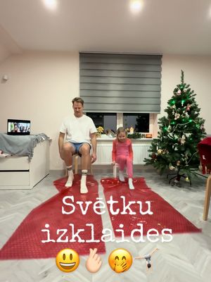 Izmēģinājām TikTok ziemīšu spēli ar dāvanu papīriem! 😁 Jāsaka, ka viss ir atkarīgs no tavām zeķēm, haha! #ziemassvētkuspēles #ziemassvētki2025 