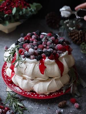 The perfect winter Pavlova ❤️ I hope everyone has had a lovely week! ❄️ #food 