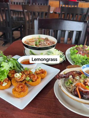 If you’re ever craving Vietnamese food, look no further! Lemongrass is your new spot. They have an extensive menu with all the best Vietnamese dishes so everyone can get something that they want! Service is great and food comes out so fast! You can’t go wrong with anything on the menu! What we got: 🥩 Rare beef vinegar salad 🍚 Siusiu chicken rice pot 🍤 Banh khot 🍜 Bun bo hue . . . #seattlefood #vietnamesefood #seattlerestaurant #seattlefoodie #Vietnamesefood