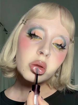 My favorite gloss 😮‍💨 #sparklygloss #funmakeup 
