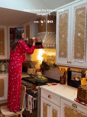 i like to keep it moving & start the new year fresh - so goodbye christmas 💌👋🏻🥹 which one are you? #CleanTok #DIY #newyear 