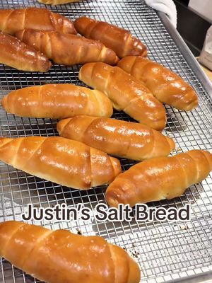 Justin’s Salt Bread is NYC’s first bakery completely dedicated to making salt bread. They’re freshly made, lightly salted, and have a crispy outer layer, while the center is buttery, fluffy, and soft. For those of you who have never had it before, think of it as a croissant and milk bread hybrid. Pair it with their delicious signature salt coffee! This store is from the same team behind Okiboru so I knew they would be good! 💫 Soft Opening - December 28th! $12 for a 3 pack original salt bread + sweet cream dip 📍 58 2nd Ave, New York, NY 10003 #nycbakery #saltbread #nycfoodie #nyccoffee #nyccafe 