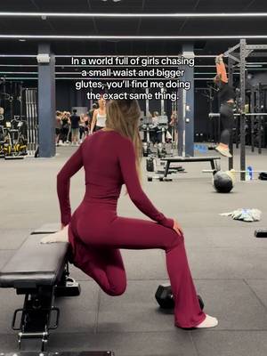 Quiet work, loud results (love that) 💁🏽‍♀️ girls are helping girls in 2026 🤏🏽 Fit is from @Paragon Fitwear dc:ALICIAC 💞 #glutegrowth #glutes #gluteworkout #legday #gymgirls