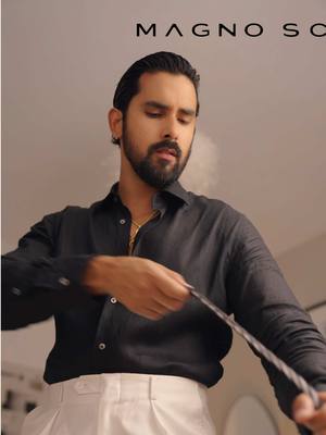 ¿Eres de los que saben este truco, o de los que van desarreglados sin saberlo? El secreto es simple: meter la camisa dentro de la ropa interior para que nunca se salga y el look quede impecable. Este outfit juega con contrastes: un traje blanco de algodón, limpio y sofisticado, combinado con una camisa negra de lino que aporta carácter. En los pies, unas sandalias cangrejeras negras con suela de yute, relajadas pero refinadas, con un aire mediterráneo que rompe las reglas sin perder elegancia. Y como detalle final, un Omega vintage: pequeño, atemporal, distinguido. Un estilo para hombres que entienden que la verdadera sofisticación está en los detalles.  #grwm #asmr #fashion #style #outfit 
