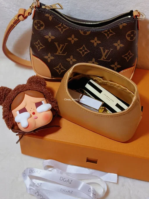 A Christmas surprise: the darling LV Nano Boulogne! To keep it perfectly organized and protected, I chose the DGAZ silk purse organizer. Made of high-grade silk, it’s incredibly lightweight, soft yet supportive, and never leaves a trace. Now my nano stays structured and tidy—everyday elegance, sorted. 🎄👜  @dgazglobal   #DGAZorganizer #LVNanoBoulogne #bagessentials #bagorganizer #dgaz 