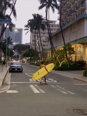 Barefoot in waikiki gets a bit gnarley  #waikiki #surfer 