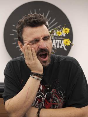 Lo importante en una relación es la comunicación. Aunque a veces venga en forma de guantazo, pollo y flores. Yo ya he firmado la paz.