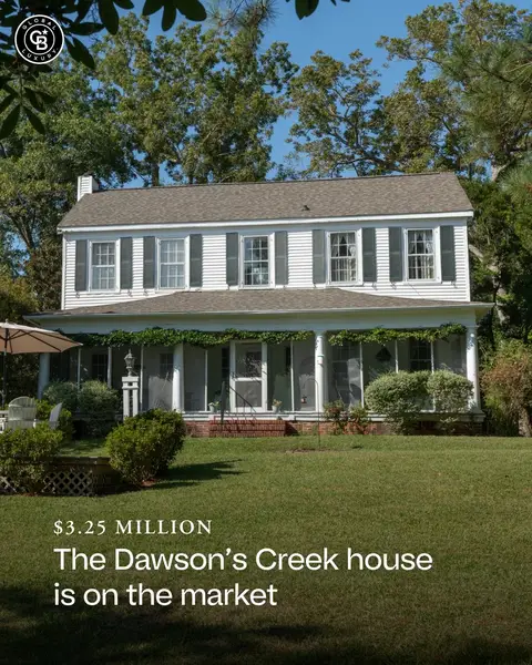 A real slice of Dawson’s Creek history—with the actual white dock—set on 1.7 acres along Hewlett’s Creek in Wilmington. Built around 1880 from shipwreck timber and later moved to its current location by a single horse, this waterfront classic pairs pop-culture nostalgia with everyday coastal calm. ▪️ 6424 Head Road, Wilmington, NC ▪️ $3,250,000 | 4 BD | 3.5 BA | ~2,300 SQ FT ▪️ Listing by Jill Sabourin | Coldwell Banker Sea Coast Advantage