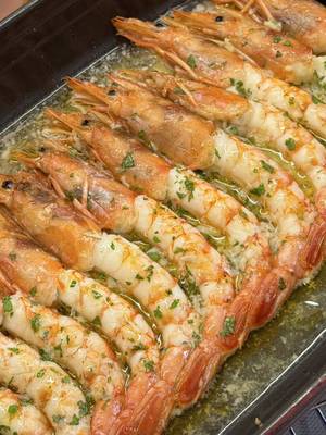 Gambones al horno súper jugosos! Si eres de los que miden las recetas por el pan que mojas y lo que disfrutas cada bocado, ésta es tu receta. Unos riquísimos gambones al horno bien carnosos, jugositos y con una salsa para mojar pan sin control. Guárdate esto, porque cuando lo pruebes no vas a querer otra cosa… ya me lo dirás! • INGREDIENTES: 12 gambones congelados 3 dientes de ajo ½ limón Perejil fresco AOVE Un poquito de vino blanco Sal en escamas *Muchísimo pan • Pela bien las colas de los gambones, dejando la cabeza y cola sin quitar. Extrae la tripita con mucho cuidado con la ayuda de unas pinzas de pescado y corta las patitas/bigotes del gambón, coloca sobre una fuente. Prepara un majado con ajo, perejil fresco, zumo de limón y aceite de oliva virgen extra. • Sala los gambones al gusto, extiende el majado por encima con una brocha y vierte un poquito de vino blanco. Hornea durante 12 minutos a 180º. Sirve recién hechos y prepara bien de pan para disfrutar esta receta al máximo. Es una auténtica pasada! •