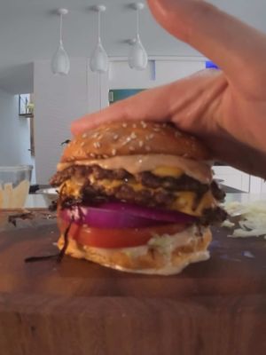 Is this the perfect burger? I’m posting my top 5 most viewed videos for 2025, this is no. 4! #food #KitchenHacks #delicious #burger #cooking