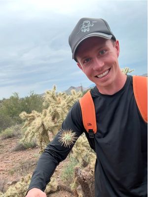 We’re experienced hikers and I still can’t believe this happened. To make it even better, it was Christmas Eve 😂 This is a jumping cholla — those things have microscopic barbed spines. We were heading back toward the trailhead when my sister got a little too close and the cactus dropped right onto her shoulder. At first, my mom and I thought it was barely stuck in her shirt, because that’s usually how these things go. Turns out… it was way more embedded than anything we’d ever seen. Definitely taking this as a learning moment and adding better tools to the pack in case this ever happens again. #arizona #cactus #funnyvideos #ouch #fail 