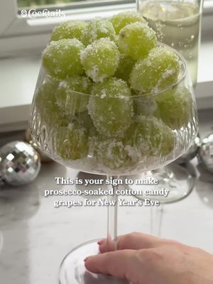 Ring in the new year with these prosecco-soaked cotton candy grapes. 🍾🎆 Ingredients: -cotton candy grapes -prosecco -sugar #newyears #newyearseve #prosecco #grapes #boozy