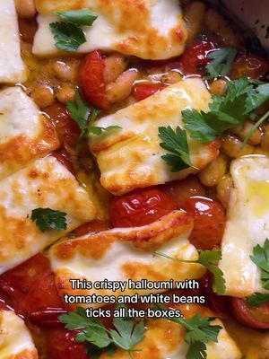 Crispy halloumi, juicy cherry tomatoes with white beans and crusty bread — what more could you ask for? Link in bio to get Nargisse Benkabbou’s recipe (for free)! #halloumi #cookingtok 