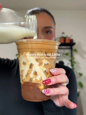 Honey Bun Iced Latte 🍯🧸☕️ An instant version which comes out just as delicious y honestamente will be making these for a while porq they’re sooooooo good  #honeybun #instantcoffee #coffeeathome #coffeerecipe #homecafe @NESCAFÉ USA 