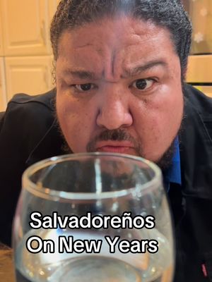 Alguien me puede explicar las tradiciones? Who else does this? #salvadoreños #newyears #latinosbelike 