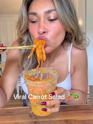 MY MOST VIRAL VIDEO OF 2025!! 🔥🔥🔥 VIRAL CARROT CHICKEN SALAD! 🥕 🥗🥗 If you haven’t tried this yet, you need to! 🤤 this is how I make it high protein and it’s amazing 🥰 Ingredients:  4-5 large carrots, ribboned  1/4 red onion, sliced 1/4 cup chopped green onion  1/4 cup chopped cilantro  2 garlic cloves, grated  Chicken (I used 1 chicken breast, diced and cooked)  2 tbsp soy sauce  3 tbsp rice vinegar  2 tbsp toasted sesame oil  2 tsp honey or sweetener  2 tbsp sesame seeds  1 tbsp chili oil 1/3 cup cashews or peanuts, roughly chopped  You guys… this salad is a game changer! 🙌🙌 You’re literally eating skincare! I love it! 😍 ___ ¡PROBANDO LA ENSALADA DE ZANAHORIA VIRAL! 🥕 Si aún no la has probado, ¡tienes que hacerlo! Ingredientes: 4-5 zanahorias, cortadas en tiras 1/4 de cebolla morada, rebanada 1/4 de taza de cebollín picado 1/4 de taza de cilantro picado 2 dientes de ajo, rallados Pollo (yo usé 1 pechuga de pollo, cortada en cubos y cocida) 2 cucharadas de salsa de soja 3 cucharadas de vinagre de arroz 2 cucharadas de aceite de sésamo tostado 1 cucharadita de miel 2 cucharadas de semillas de sésamo 1 cucharada de aceite de chile 1/3 de taza de anacardos, picados gruesamente ¡Chicas… esta ensalada es revolucionaria! 🙌🙌 ¡Literalmente están comiendo productos para el cuidado de la piel! ¡Me encanta! 😍