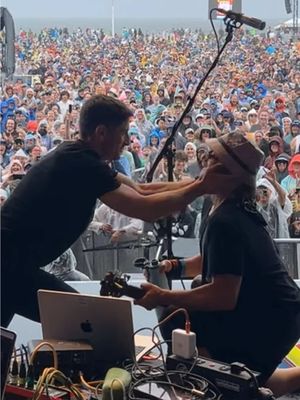 One of our favorite moments of the year 🖤 25 years after starring in the "Teenage Dirtbag" video, Jason Biggs stepped on stage for a full-circle moment we'll never forget at @Oceans Calling!